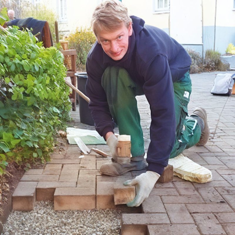 Mitarbeiter der BEST gGmbH bei Pflasterarbeiten im Garten- und Landschaftsbau